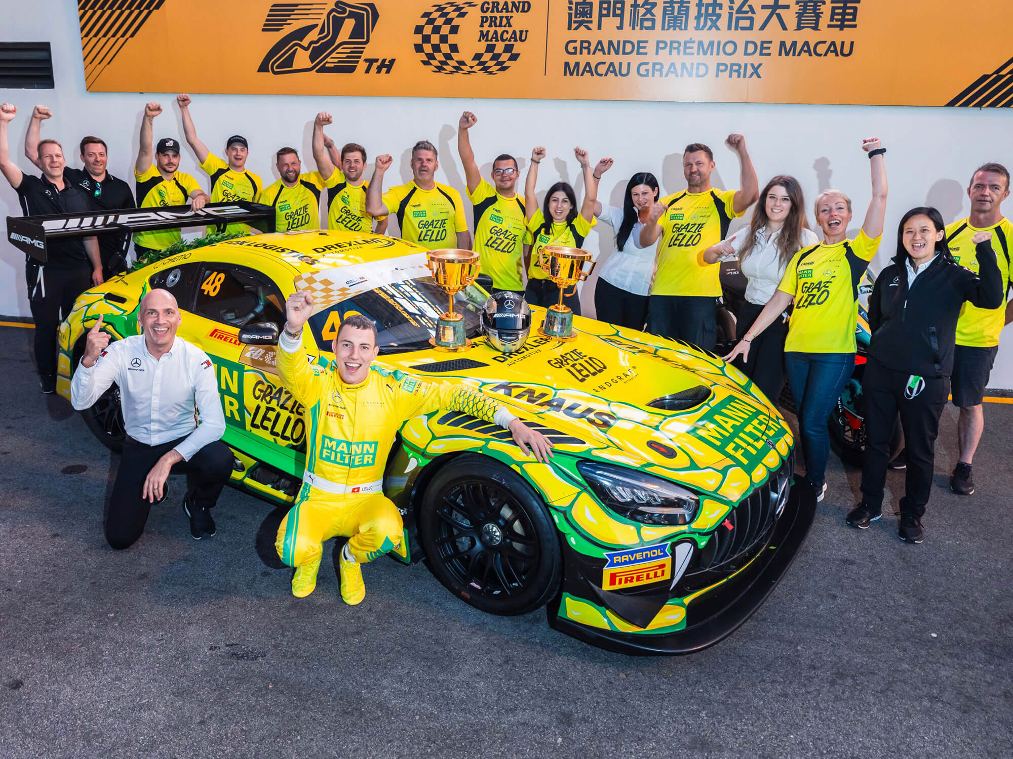 The victorious team of the MANN-FILTER Mamba at the Macau Grand Prix