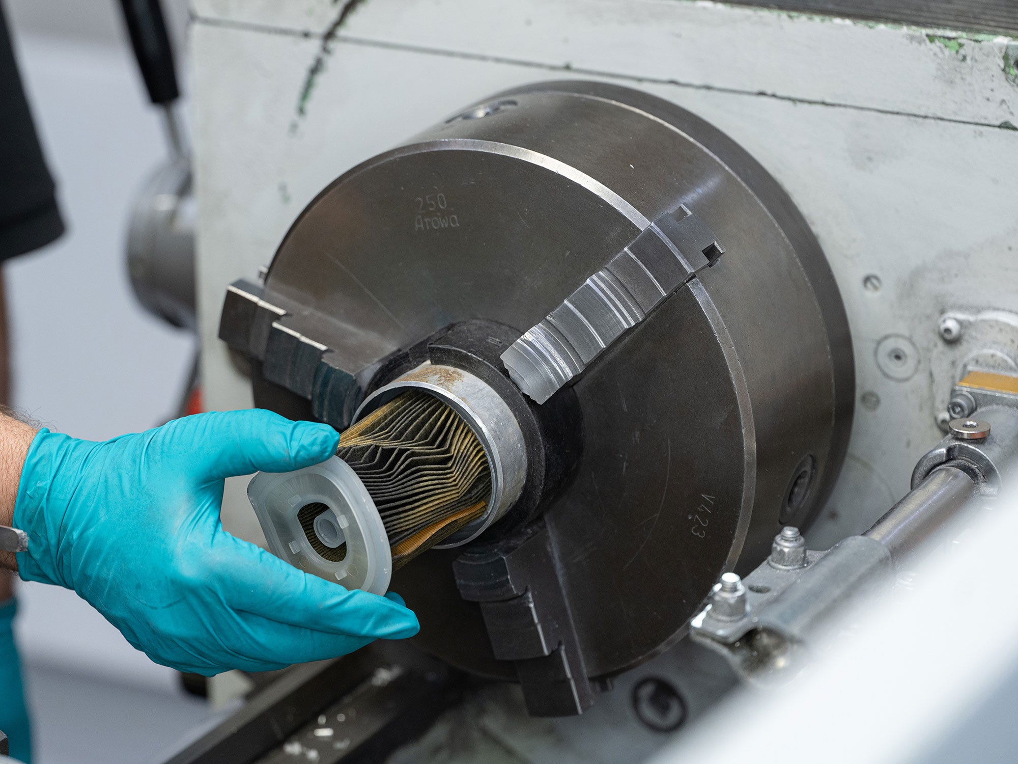 Cutting a low-quality filter on the lathe Testing fuel filters: big differences