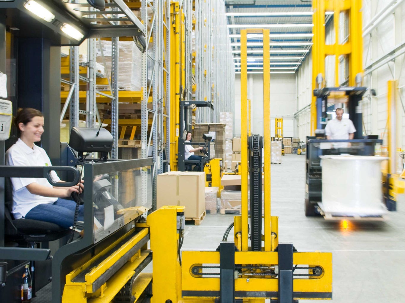 Gabelstapler im Lager im Einsatz, Arbeiter im Vordergrund, mit MANN-FILTER Markenkennzeichnung