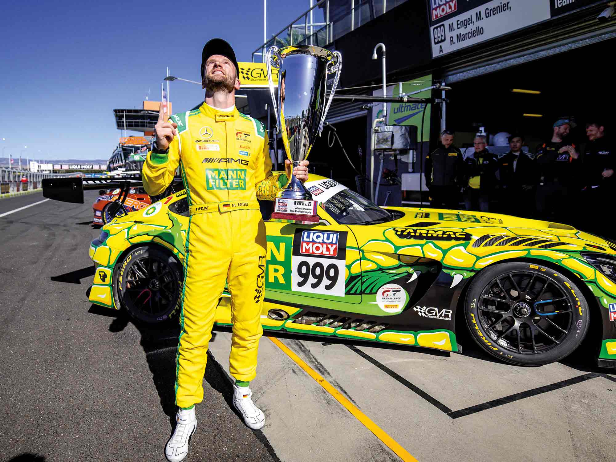 Il pilota Mamba Mik Engel con il Trofeo Allan Simonsen P3 per MANN-FILTER alla 12 ore di Barhurst