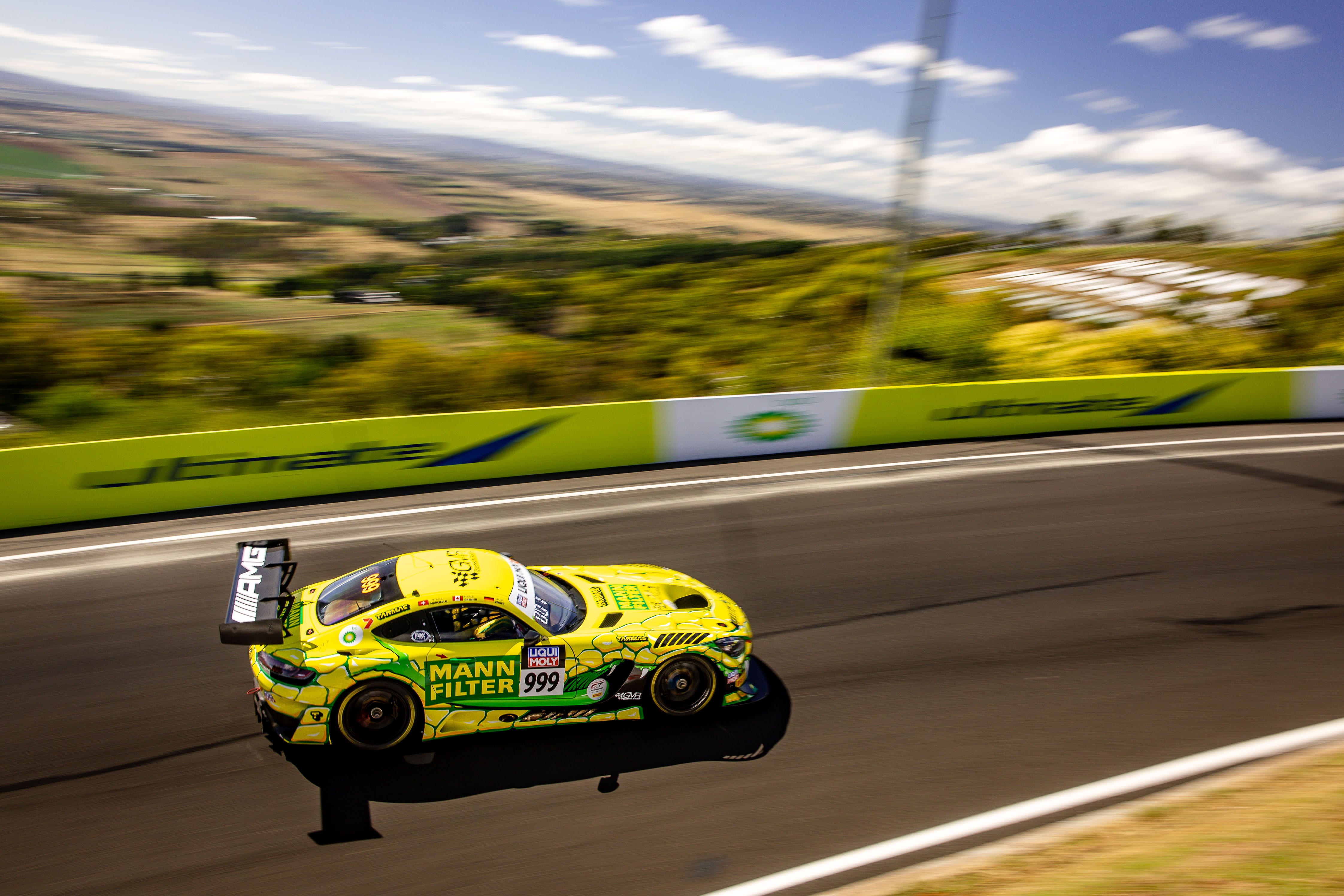 Motorsport: Mercedes AMG GT3 with MANN-FILTER logo.