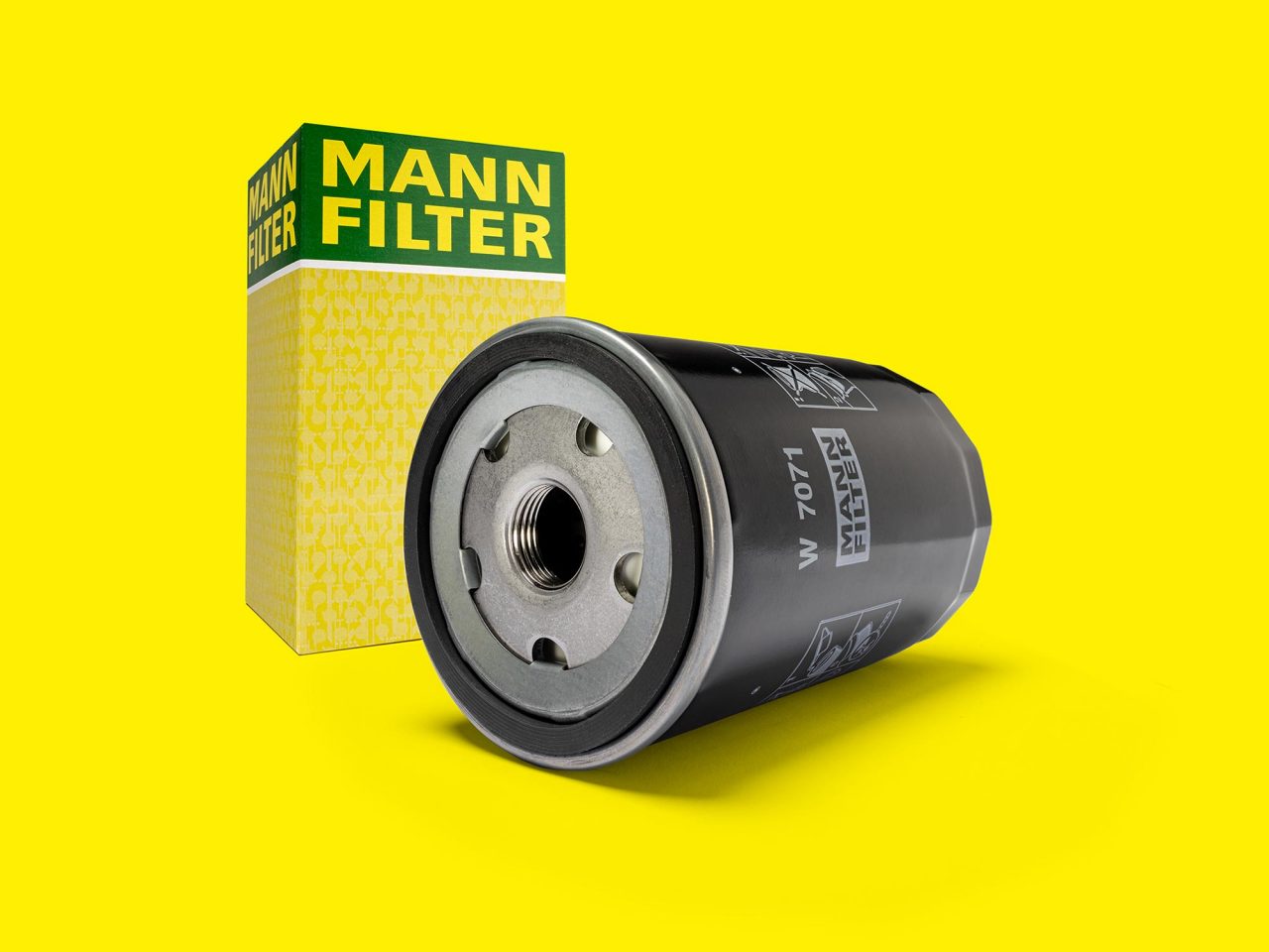 The MANN-FILTER  W 7071 oil filter in original equipment quality for electric commercial vehicles
