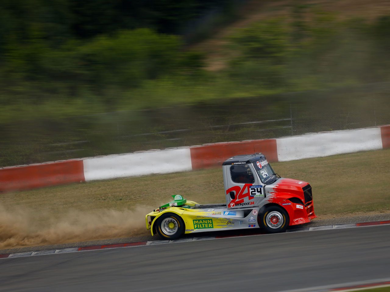 Freightliner with its partial MANN-FILTER branding at Nürburgring