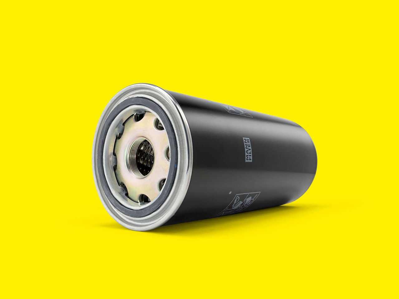 A black and silver hydraulic filter from MANN-FILTER for compressors and vacuum pumps