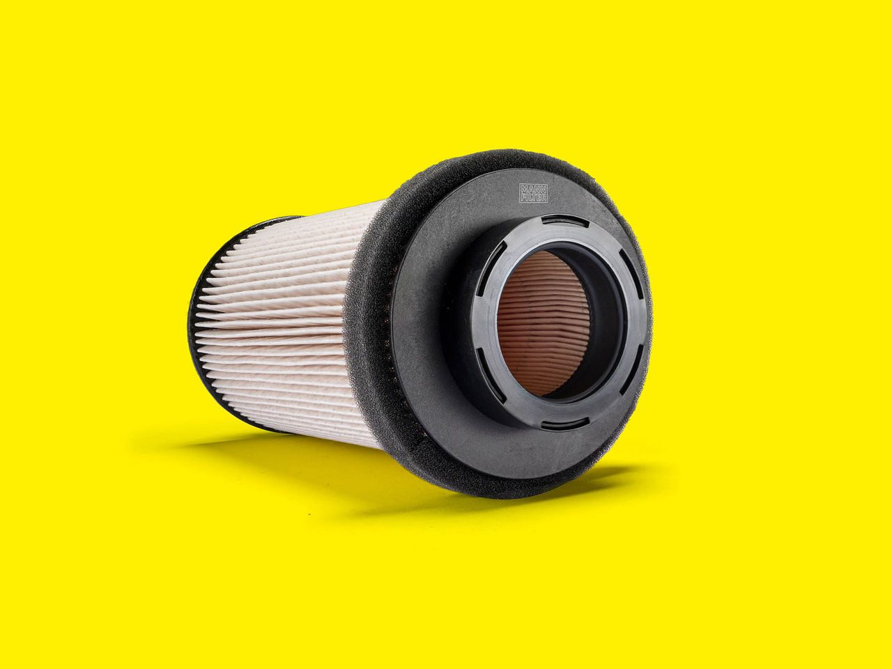 Cylindrical MANN-FILTER fuel filter element for optimal particle and water separation