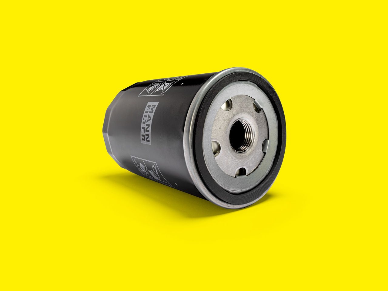 Black MANN-FILTER e-axel transmission oil filter with a metal base, for clean oil in e-mobility