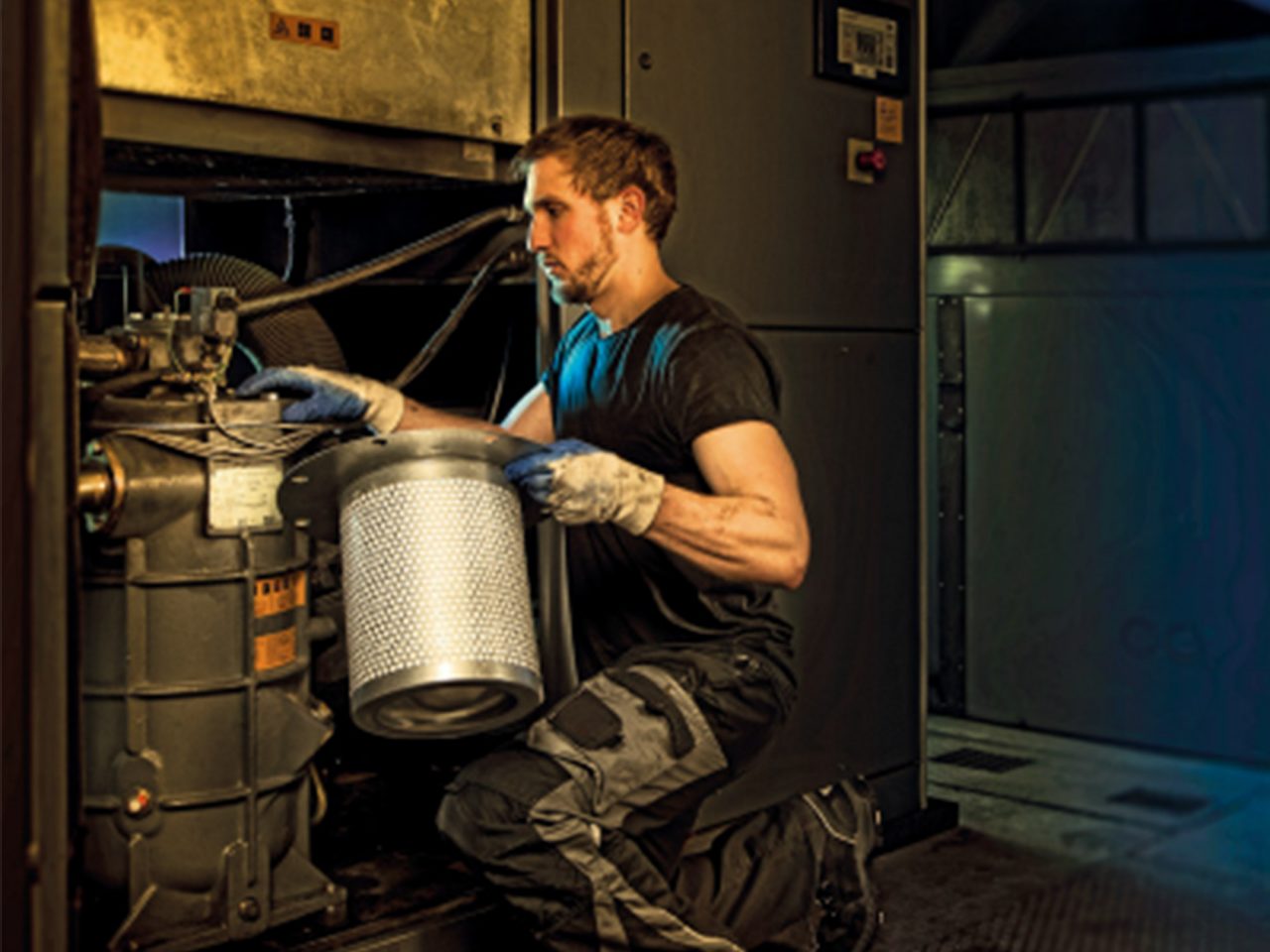 The perfect servicing of a compressor with a high quality MANN-FILTER air oil separator