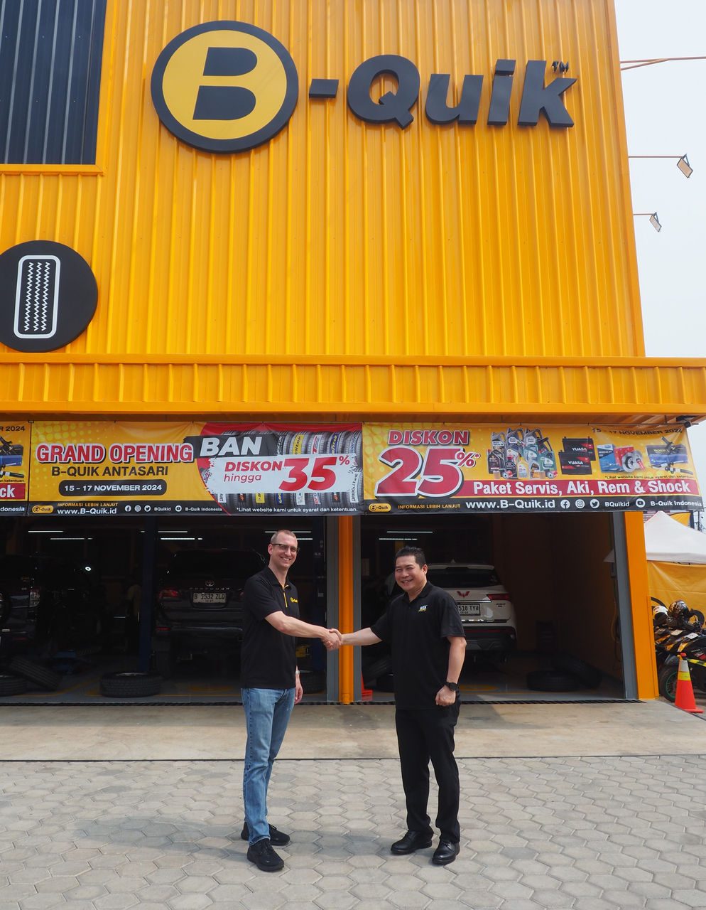 Sonny Tandy, Direktur Utama PT MANN+HUMMEL Filtration Indonesia, dan Vincent Goettsch, Direktur Utama PT B-Quik Otomotif Indonesia, memformalkan kemitraan strategis mereka dengan penandatanganan perjanjian dan jabat tangan. Jabat Tangan dengan Mitra